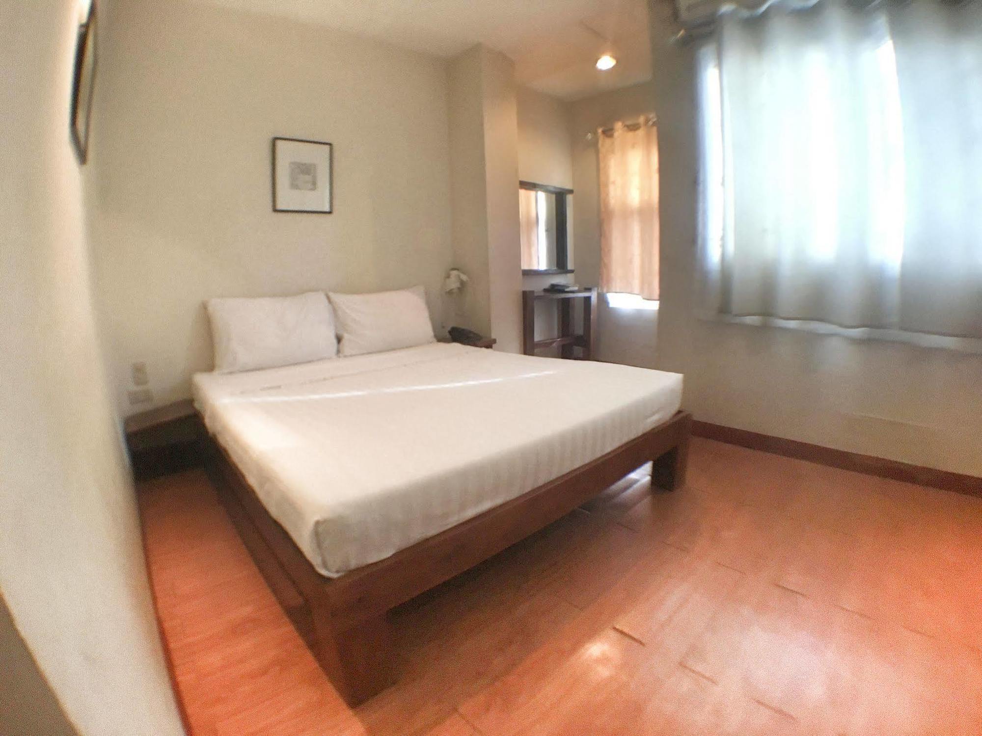 Готель Ilocos Rosewell Екстер'єр фото